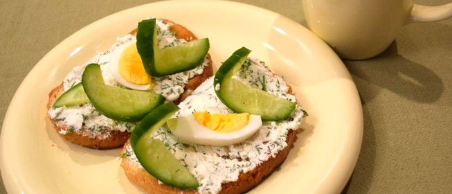 Румяные тосты с творожной начинкой и яйцом