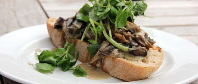 Брускетта с грибами и шпинатом