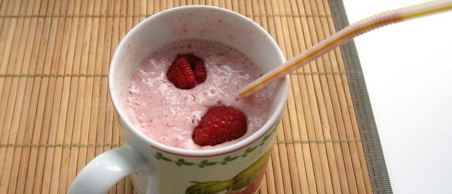 Коктейль с малиной и мороженым