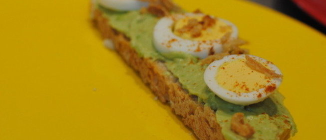 Брускетта с авокадо и яйцом