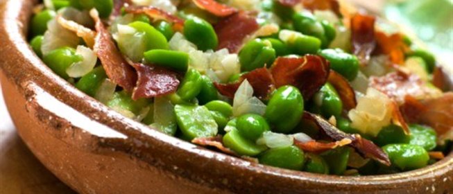 Закуска из бобов фава с панчеттой в белом вине