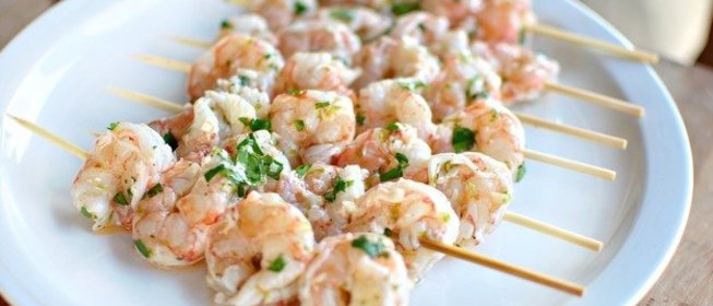 Шашлычки из креветок на гриле
