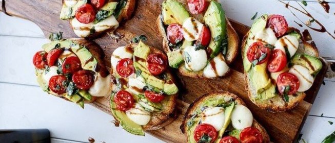 Кростини с авокадо, томатами и моцареллой