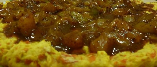 Морковный пирог с пряным грушевым соусом