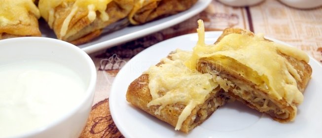 Запеченные блины с курицей и грибами