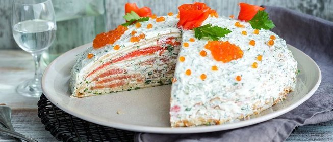 Блинный пирог с лососем и мягким сыром