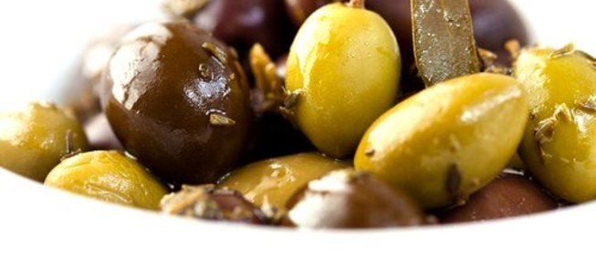 Ароматные оливки и маслины с травами