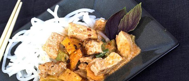 Рисовая лапша со свининой и карри