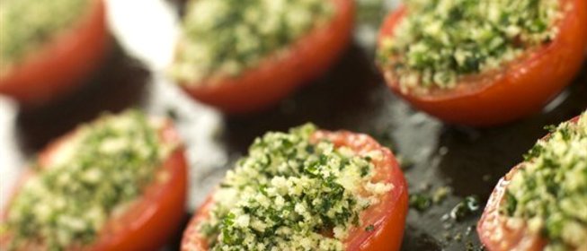 Печеные помидоры с чесноком