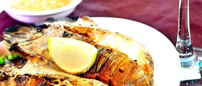 Лобстер в лимонно-масляном соусе с жареными лимонами