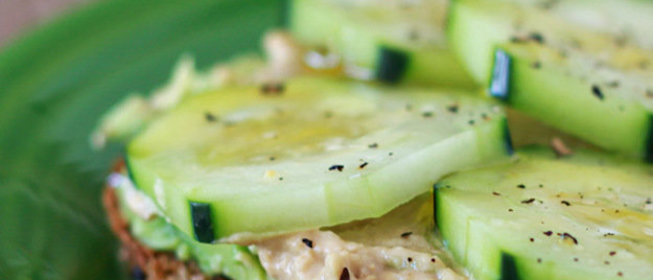 Кростини с хумусом и огурцом