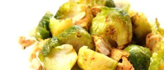 Жареная брюссельская капуста с кедровыми орешками в бальзамическом винегрете