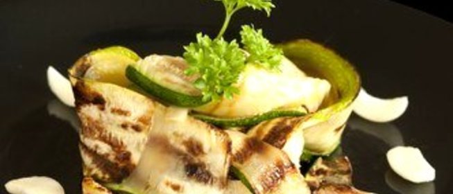 Кабачки на гриле с грецкими орехами и йогуртово-лаймовым соусом