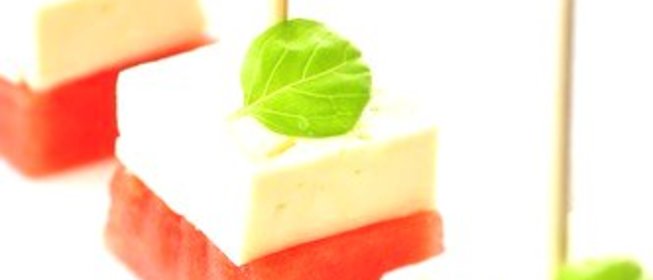 Арбузные канапе с сыром и мятой