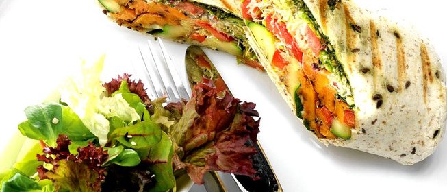 Буррито с жареными овощами и песто