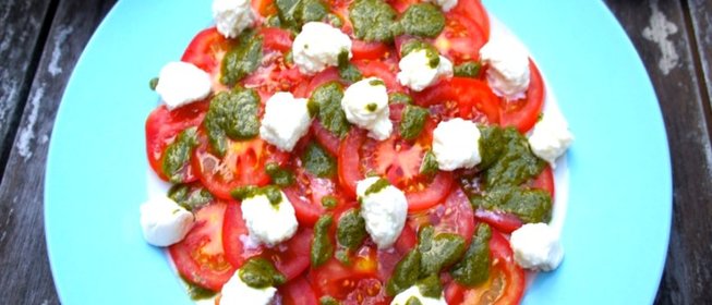 Помидоры с моцареллой и песто