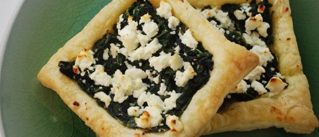 Слойки с шпинатом и козьим сыром
