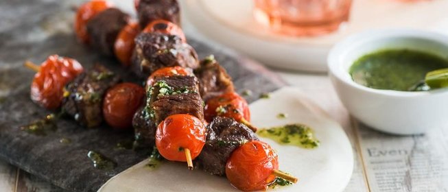 Закуска из ростбифа с помидорами черри и песто