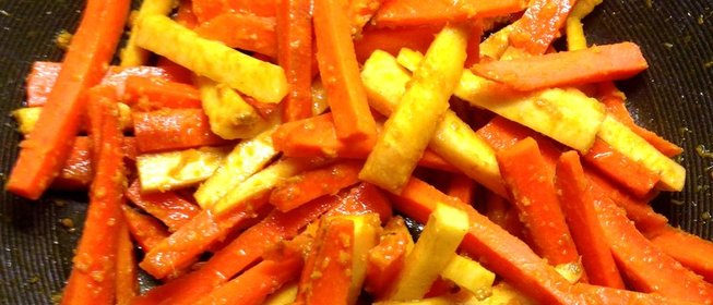 Морковь и пастернак, глазированные в имбирно-медовом соусе с куркумой