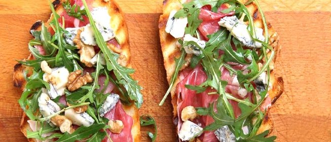 Брускетта с ветчиной