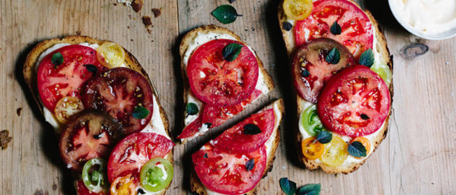 Брускетты с разноцветными помидорами