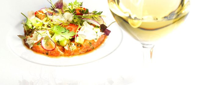 Тартар из лосося в пряном соусе с авокадо и кинзой