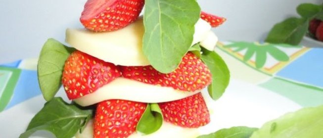 Трио из клубники, сыра Моцарелла и рукколы