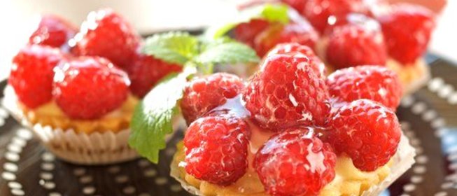 Тарталетки с миндальным кремом и свежими ягодами
