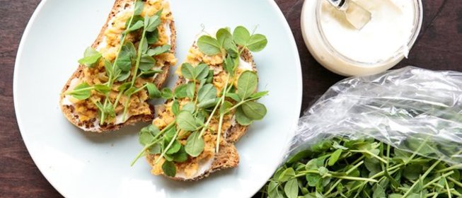 Брускетта с нутом и ростками гороха