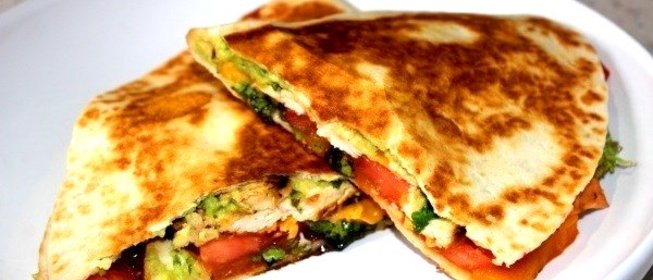 Кесадилья с гуакомоле и печеным перцем