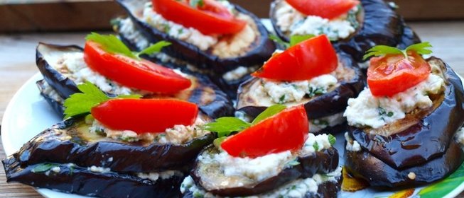 Баклажаны запечённые на гриле с адыгейским сыром