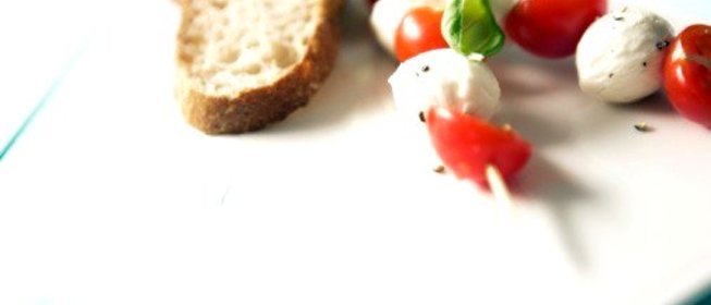 Шашлычки из моцареллы и помидоров