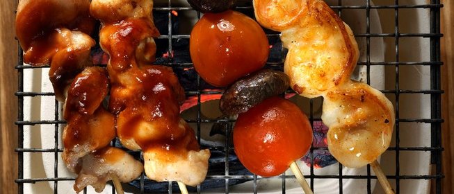 Шашлычки из курицы, креветок и овощей