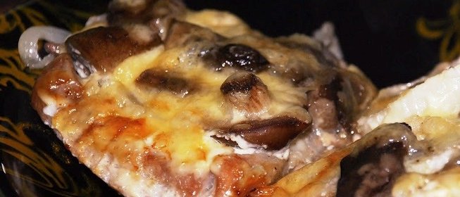 Свинина с грибами под сыром