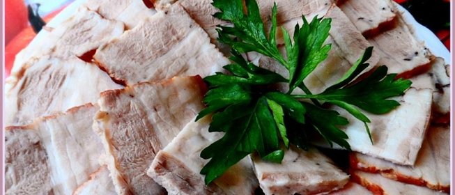 Свиная грудинка в луковой шелухе.