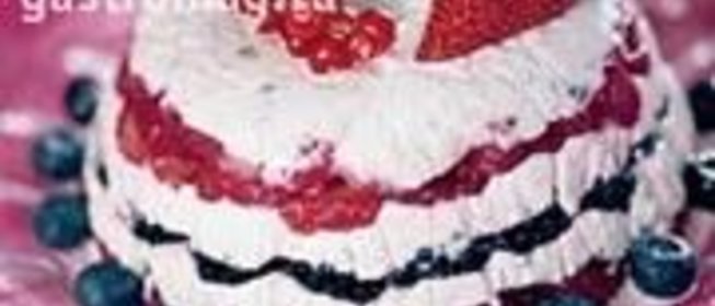 Закуска из трех видов сыра с ягодами