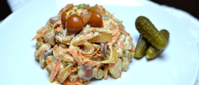 Салат с курицей и опятами