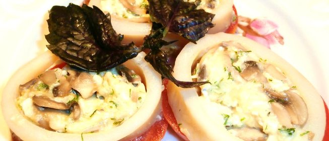 Кальмар, фаршированный грибами, яйцом и сыром