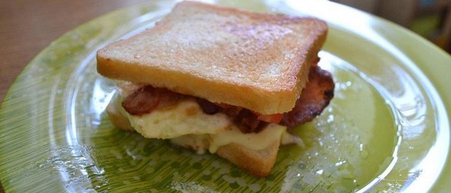 Сэндвич с яйцом и беконом