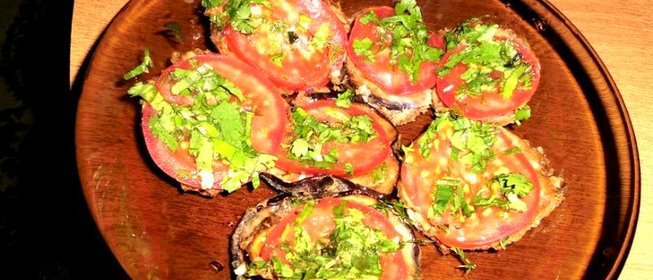 Жареные баклажаны с помидорами