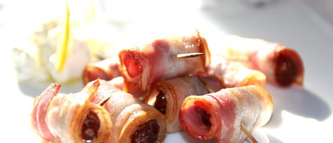 Финики в беконе с козьим сыром