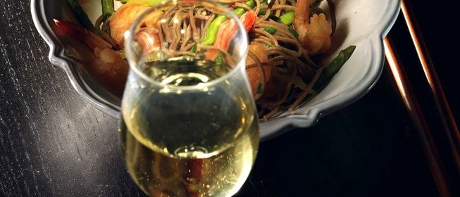 Гречневая лапша с креветками и зеленой спаржей