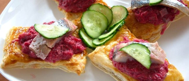 Тосты с сельдью и свеклой