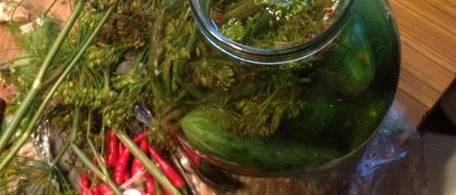 Соленые огурцы с эстрагоном и листьями