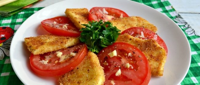 Закуска из помидоров и жареной брынзы