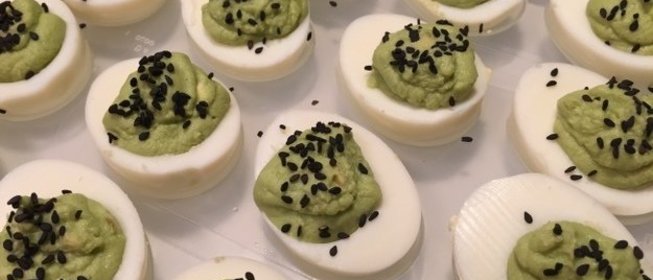 Яйца, фаршированные васаби и кунжутом