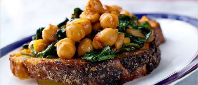 Брускетта с нутом и шпинатом