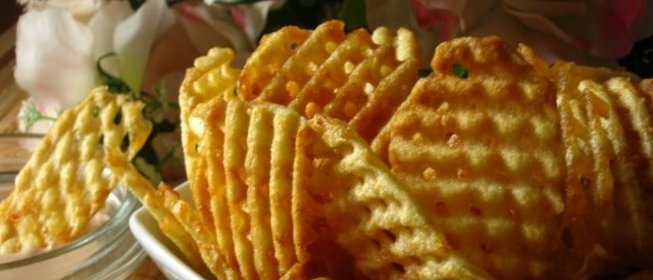 Картофельные чипсы на сковороде