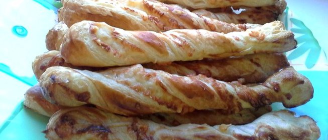 Сырные слоеные палочки