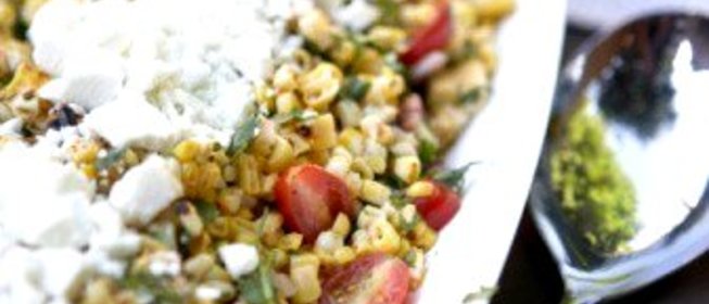 Салат из кукурузы, козьего сыра и помидоров черри